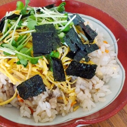 酸味もほどよく残っていて食べやすい味でした。私の生まれ故郷のちらし寿司にも鶏肉が入っています。珍しがられることが多いですが、美味しいですよね～